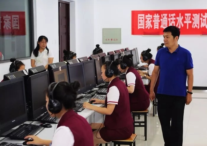 高铁乘务学校有哪几所_哪些学校有高铁乘务_高铁乘务学校有什么要求嘛